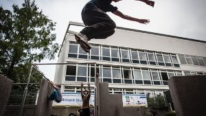 Schüler beim Parcouring vorm Gottlieb-Daimler-Gymnasium, einer Schule mit Sportprofil. Foto: Leif Piechowski