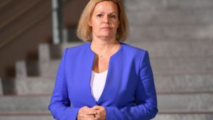 Innenministerin Nancy Faeser (SPD) will „Verfassungsfeinde“ leichter aus dem öffentlichen Dienst entfernen können. (Archivbild) Foto: AFP/INA FASSBENDER