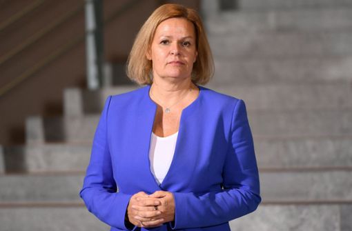 Innenministerin Nancy Faeser (SPD) will „Verfassungsfeinde“ leichter aus dem öffentlichen Dienst entfernen können. (Archivbild) Foto: AFP/INA FASSBENDER