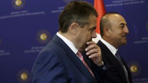 Außenminister Sigmar Gabriel und sein türkischer Kollege Mevlüt Cavusoglu. Foto: AP