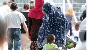Flüchtlinge in der Landeserstaufnahme in Karlsruhe, die für den ersten Gesundheitscheck zuständig ist Foto: dpa