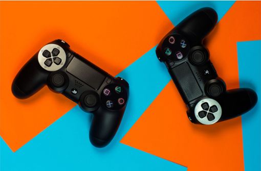 Die Playstation-Controller haben sich von Generation zu Generation weiterentwickelt. Foto: Shutterstock/Iren Key