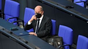 Noch nicht ganz auf dem Kanzlerstuhl: Olaf Scholz am Donnerstag während der Coronadebatte im Bundestag Foto: AFP/John MacDougall