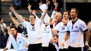 Derzeit bei der WM in Spanien sehr erfolgreich: die deutsche Handball-Nationalmannschaft nach ihrem Sieg gegen Montenegro. Foto: dpa