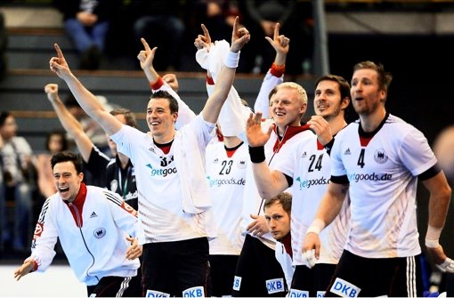 Derzeit bei der WM in Spanien sehr erfolgreich: die deutsche Handball-Nationalmannschaft nach ihrem Sieg gegen Montenegro. Foto: dpa