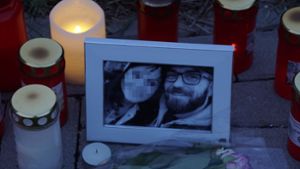 Ein Foto und Kerzen am Unfallort erinnern an den Schauspieler Ingo Kantorek sowie seine Ehefrau, die ebenfalls beim Unfall ums Leben gekommen war. Foto: SDMG / Dettenmeyer