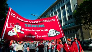 Auch Mitarbeiter der Siemens AG Power and Gas und Power Generation Services verlassen für einen Warnstreik das Betriebsgelände in Berlin-Moabit. Die Mitarbeiter der Branche fordern fünf Prozent Lohnerhöhung. Foto: dpa