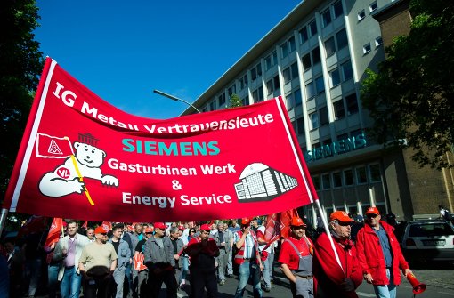 Auch Mitarbeiter der Siemens AG Power and Gas und Power Generation Services verlassen für einen Warnstreik das Betriebsgelände in Berlin-Moabit. Die Mitarbeiter der Branche fordern fünf Prozent Lohnerhöhung. Foto: dpa