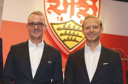 Die VfB-Vorstände Alexander Wehrle (li.) und Rouven Kasper arbeiten mit Hochdruck an einem Abschluss mit einem neuen Trikotsponsor. Foto: Baumann/Hansjürgen Britsch