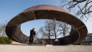Ein acht Tonnen schwerer „Gebrochener Ring“ des Künstlers Martin Schöneich erinnert in Sichtweite der Schule an die Bluttat. Foto: dpa/Sebastian Kahnert