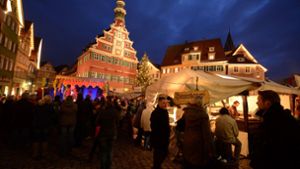 Auf dem Rathausplatz  in Esslingen wird es wieder mittelalterlich, auf dem Marktplatz sind dagegen klassische Weihnachtsmarkt-Aussteller zu finden. Foto: dpa