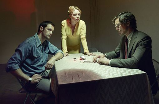Die ganze Welt ist Bühne: Gadi (Alexander Skarsgård), Charlie (Florence Pugh) und Martin (Michael Shannon, von links) inszenieren den nächsten Agenteneinsatz des Mossad. Foto: BBC One/StarzPlay
