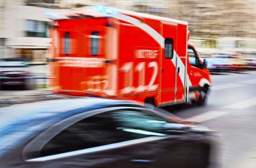 Schnell und laut: Ein Rettungswagen auf dem Weg zum Unfallort Foto: Adobe Stock/Christian Müller