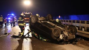 Unfall bei Uhingen: Alkoholisierter 26-Jähriger überschlägt sich mit Auto auf B10