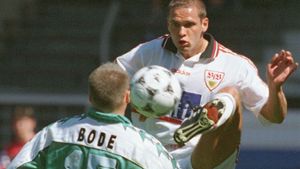 Thorsten Legat, hier noch im Trikot des VfB Stuttgart, ist nicht mehr länger Trainer beim FC Remscheid. Foto: dpa