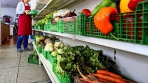 Martina Holler freut sich über volle Gemüseregale für ihre Kunden. Foto: factum/Simon Granville