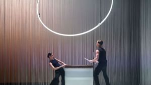 In Roman Novitzkys Ballett „Impuls“ gibt der Perkussionist Marc Strobel den Rhythmus vor. Foto: Stuttgarter Ballett