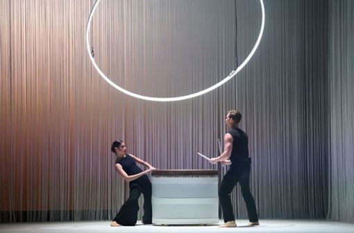In Roman Novitzkys Ballett „Impuls“ gibt der Perkussionist Marc Strobel den Rhythmus vor. Foto: Stuttgarter Ballett