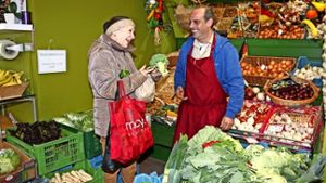 Pana Anastasiadis berät Lisa Wagner beim Gemüsekauf. Foto: Rebecca Stahlberg
