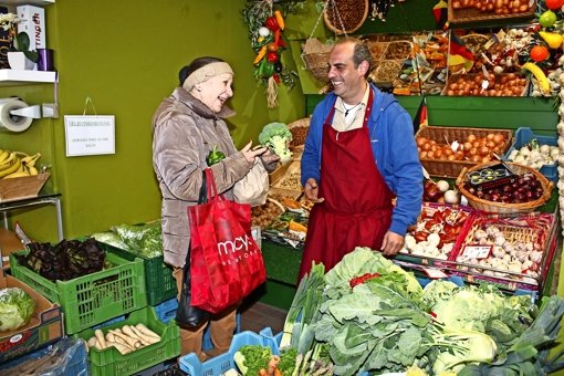 Pana Anastasiadis berät Lisa Wagner beim Gemüsekauf. Foto: Rebecca Stahlberg