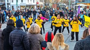 Die Tanzgruppe „Mary Dance“ ist am Weltfrauentag auf dem Göppinger Marktplatz aufgetreten. Foto: Staufenpress