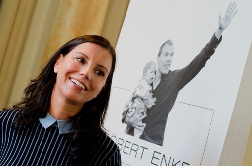 Die Witwe von Robert Enke, Teresa Enke, hat am Freitag in Hannover eine Ausstellung über das Leben des Nationaltorhüters eröffnet. Enke hatte sich vor fünf Jahren das Leben genommen. Foto: dpa