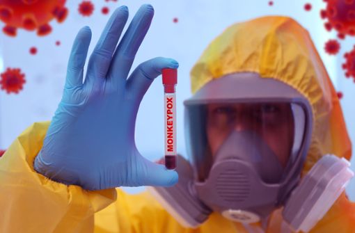 Ein Wissenschaftler hält ein Teströhrchen mit Monkkeypox-Viren infiziertem Blut in der Hand. Foto: Imago/Pond5 Im/ges