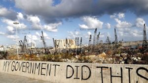 Dieses Graffiti auf einer Mauer vor dem zerstörten Hafen in Beirat zeigt die Unzufriedenheit mit der Regierung. Foto: dpa/Hussein Malla