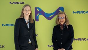 Vorstandschefin Belen Garijo (r.) und Helene von Roeder, Mitglied der Geschäftsleitung und Finanzvorständin bei Merck. Foto: Arne Dedert/dpa