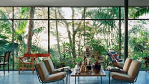 Was macht gutes Interieur aus? Eine Frage, auf die die Architektin Lino Bo Bardi in ihrer Casa de Vidro im brasilianischen São Paulo 1951 eine überzeugende Antwort gefunden hat: Natur und Architektur verschmelzen zu einer harmonischen Einheit. Foto: Nelson Kon