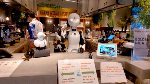 Roboter bedienen die Gäste – gesteuert werden  sie von Menschen. Foto: /Felix Lill