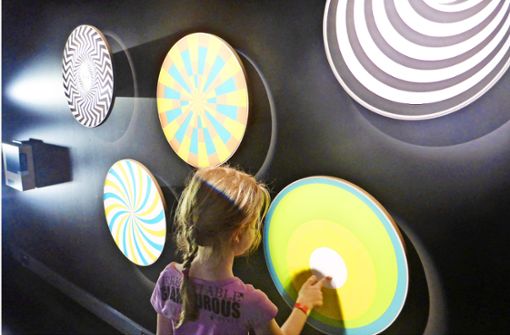 Farbspiele: In der Forscherfabrik können Kinder Licht und Schatten erforschen. Foto: /Martina Fürstenberger