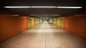 In den unterirdischen Gängen am Stuttgarter Hauptbahnhof läuft teilweise Musik – für die einen eine Verdrängungsstrategie gegen Obdachlose für andere eine Steigerung der Aufenthaltsqualität (Archivbild). Foto: Lichtgut/Max Kovalenko