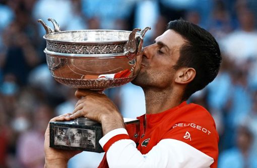 Das ist nicht der erste Pokal, den Novak Djokovic küssen darf. Foto: dpa/Thibault Camus