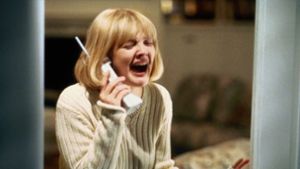 Drew Barrymore im legendären Horrorfilm „Scream“ von Wes Craven aus dem Jahr 1996 Foto: Imago images/Mary Evans/R
