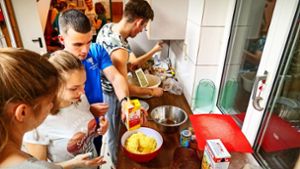 In ihrer Heimat in Weißrussland bauten sie Häuser für Strahlenopfer. In Ehningen kochen die freiwilligen Helfer Foto: factum/Andreas Weise