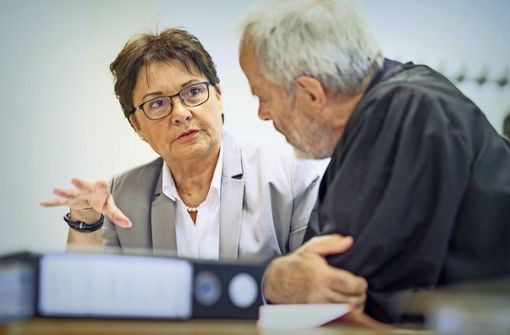 Die Ex-Rektorin Claudia Stöckle mit ihrem Anwalt Arno Stengel. Foto: dpa/Sebastian Gollnow