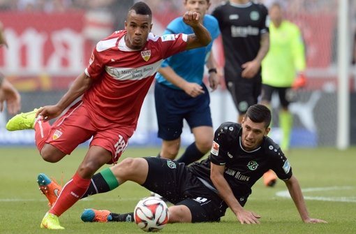 Daniel Didavi (li.)  zieht es zu Bayer Leverkusen, der VfB will ihn  behalten Foto: dpa