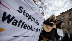 Demonstranten versammeln sich anlässlich  der Urteilsverkündung vor dem Landgericht Stuttgart. Foto: dpa