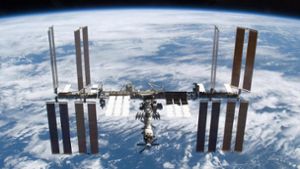 Die  ISS umkreist die Erde in 400 Kilometern Höhe. Innerhalb der nächsten zehn Jahre wird sie aber  das Ende ihrer Lebenszeit erreichen, es braucht einen Nachfolger. Foto: epa