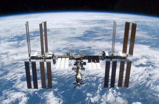 Die  ISS umkreist die Erde in 400 Kilometern Höhe. Innerhalb der nächsten zehn Jahre wird sie aber  das Ende ihrer Lebenszeit erreichen, es braucht einen Nachfolger. Foto: epa