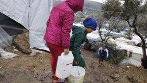 Kinder beim Wasserholen im Flüchtlingslager Moria auf Lesbos. Foto: obs/SOS-Kinderdörfer/Giorgos Moutafis