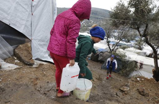 Kinder beim Wasserholen im Flüchtlingslager Moria auf Lesbos. Foto: obs/SOS-Kinderdörfer/Giorgos Moutafis