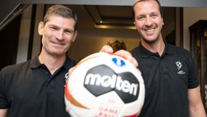 Henning Fritz (l) und Pascal Hens, ehemalige Handballer und WM-Botschafter, freuen sich. Auch die EM 2024 ist nach Deutschland vergeben worden. Foto: dpa