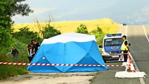 Polizisten sichern am Fundort einer Frauenleiche, nahe der Autobahn bei Asparrena in Nordspanien, Spuren. Foto: El Correo/dpa