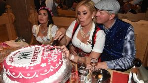 Da war die Welt noch in Ordnung: Effenberg feiert mit Ehefrau Claudia deren 50. Geburtstag. Foto: dpa