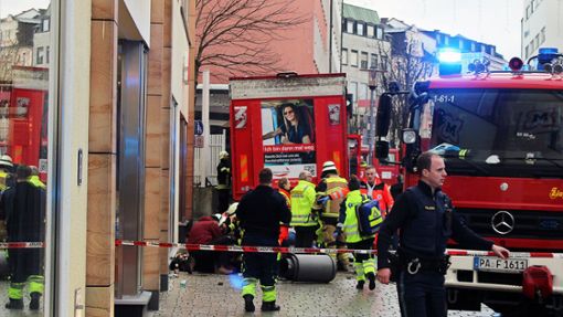 Einsatzkräfte von Feuerwehr und Rettungsdienst stehen in der Passauer Innenstadt am Einsatzort. Foto: dpa