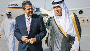 Der saudi-arabischen Außenminister Adel Adel Al-Dschubair nimmt sich viel Zeit für den Bundesaußenminister Sigmar Gabriel. Foto: imago stock&people