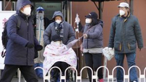 Menschen besuchen ein Krankenhaus zur ambulanten Behandlung von Fieber inmitten einer Welle von Covid-19-Fällen. Die chinesische Regierung hatte Anfang des Monats ihre strengen Antivirenmaßnahmen gelockert. Foto: dpa/kyodo