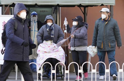 Menschen besuchen ein Krankenhaus zur ambulanten Behandlung von Fieber inmitten einer Welle von Covid-19-Fällen. Die chinesische Regierung hatte Anfang des Monats ihre strengen Antivirenmaßnahmen gelockert. Foto: dpa/kyodo